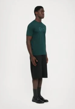 EA7 Emporio Armani TRAIN VISIBILITY TEE - Print T-shirt - Ponderosa Pine -Total Wear Store 00c9f82b75284681a4c2756c1594eab1