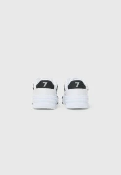 EA7 Emporio Armani CARTER UNISEX - Trainers - White/black -Total Wear Store 068a4905a49a4f5b98ecf971e462e3f8