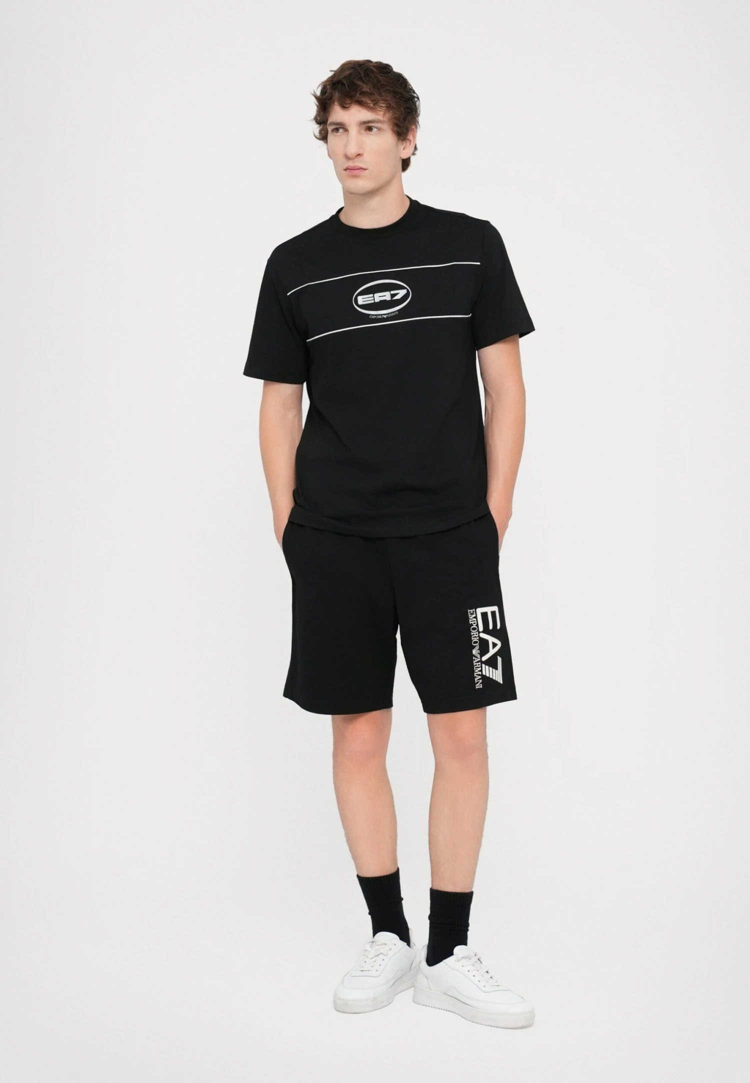 EA7 Emporio Armani TRAIN VISIBILITY - Shorts - Black/cream 4 EA7 Emporio Armani TRAIN VISIBILITY - Shorts - Black/cream - Image 2