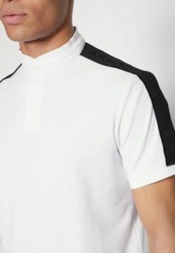 Emporio Armani Print T-Shirt - Bianco Ottico -Total Wear Store 12e5001e555b4b8a8aa35b220438040f