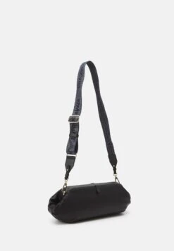 Emporio Armani Doctor - Across Body Bag - Nero 7 Emporio Armani Doctor - Across Body Bag - Nero -Total Wear Store 13cf8a851453455abe6aba2ebddb61cd