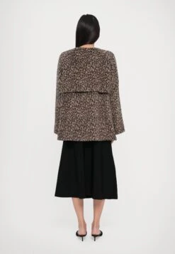 Emporio Armani COAT - Short Coat - Brown 11 Emporio Armani COAT - Short Coat - Brown -Total Wear Store 140d76b6da3244c7b3eaddd84b61cbd6