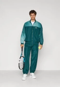 EA7 Emporio Armani TENNIS PRO TRACKSUIT GRAPHIC SET - Tracksuit - Ponderosa Pine -Total Wear Store 170993a388a34f1e84e12fa180a5cbcc