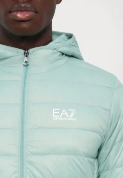 EA7 Emporio Armani TRAIN CORE LIGHT JACKET - Down Jacket - Blue Surf 28 EA7 Emporio Armani TRAIN CORE LIGHT JACKET - Down Jacket - Blue Surf -Total Wear Store 19886d20a81a4c3b9e56293653a5ba41