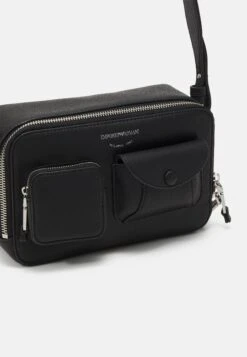 Emporio Armani Crossbody St.Cervo Sfoderato - Crossbody Bag - Across Body Bag - Nero/Cipria -Total Wear Store 1bd7551b053949dfa3be2163180ef6c6