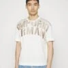 Emporio Armani Print T-Shirt - Bianco Scritta 1 Emporio Armani Print T-Shirt - Bianco Scritta -Total Wear Store 1fbc69b78785404fbdaef5a2c4c89dcf