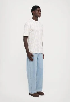 EA7 Emporio Armani TRAIN LOGO SERIES POLAR LOGO TEE - Print T-shirt - White -Total Wear Store 2089529eeedf44a7b9f44095b8ae0177