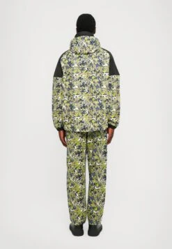 EA7 Emporio Armani TRAIN VISIBILITY JACKET GRAPHIC - Windbreaker - Fancy Green New Camou -Total Wear Store 2486a44646ae4394a1e4ff6916318238