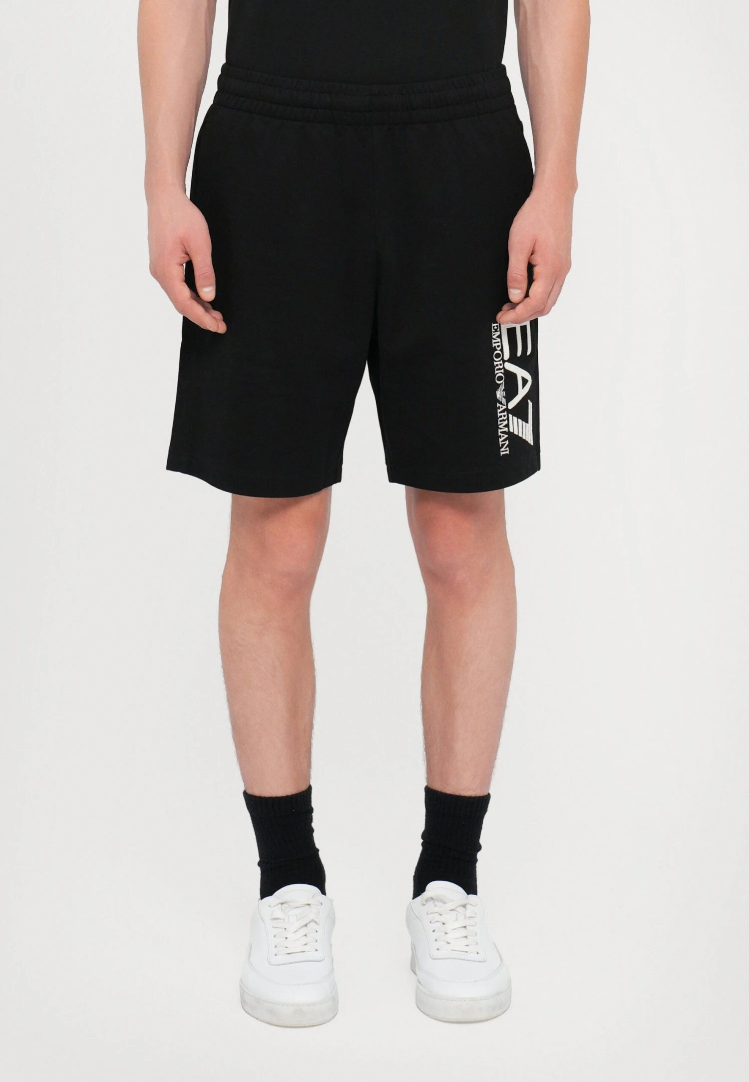 EA7 Emporio Armani TRAIN VISIBILITY - Shorts - Black/cream 3 EA7 Emporio Armani TRAIN VISIBILITY - Shorts - Black/cream