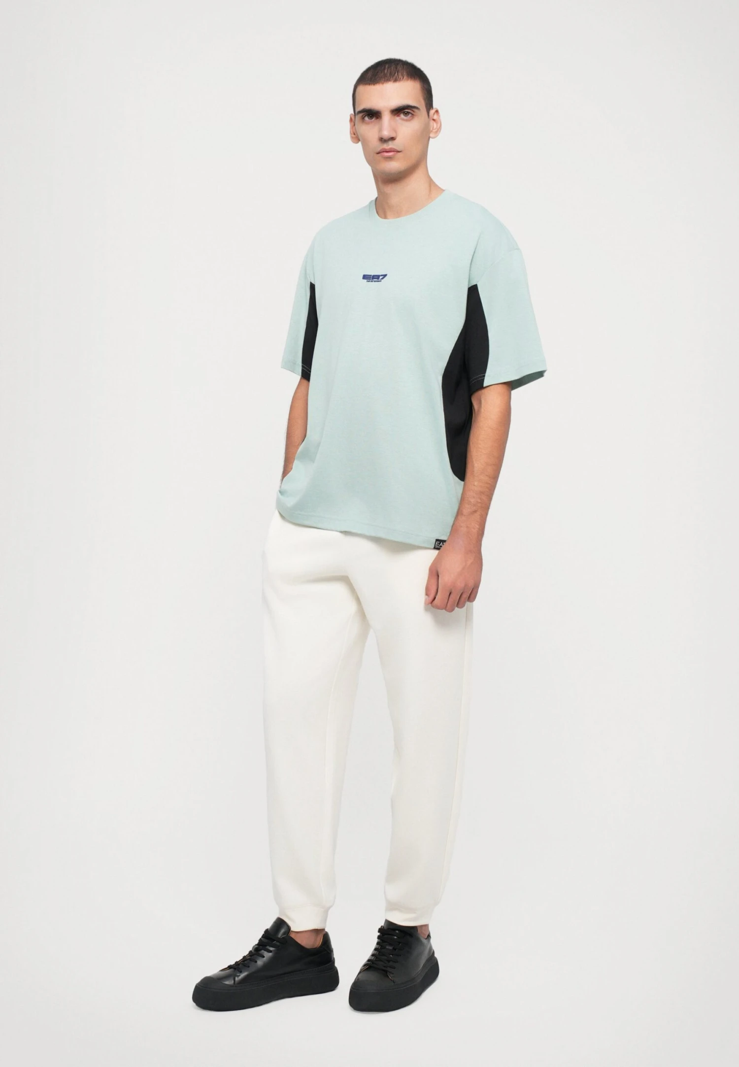 EA7 Emporio Armani TRAIN GRAPHIC SERIES TEE SPECIAL - Print T-shirt - Blue Surf 4 EA7 Emporio Armani TRAIN GRAPHIC SERIES TEE SPECIAL - Print T-shirt - Blue Surf - Image 2