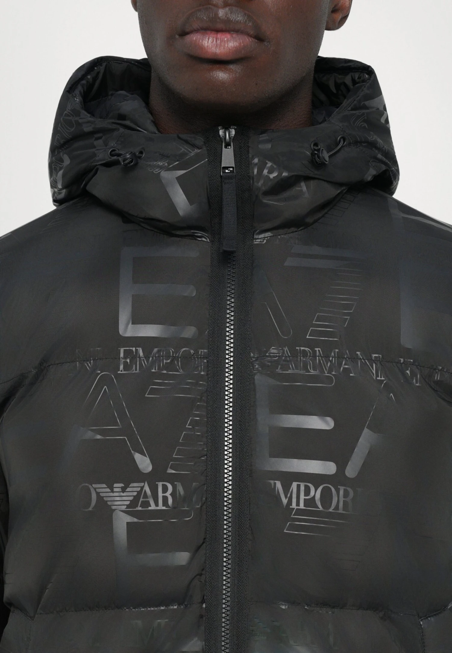 EA7 Emporio Armani MOUNTAIN HOODED JACKET LOGO REPEAT - Winter Jacket - Black 9 EA7 Emporio Armani MOUNTAIN HOODED JACKET LOGO REPEAT - Winter Jacket - Black - Image 7