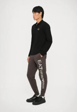 EA7 Emporio Armani TRAIN LOGO SERIES PANTS - Tracksuit Bottoms - Chocolate Brown 19 EA7 Emporio Armani TRAIN LOGO SERIES PANTS - Tracksuit Bottoms - Chocolate Brown -Total Wear Store 2abfd5851b094fa99368d561c745ed02
