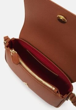 Emporio Armani FLAP CROSS - Cross Body Bag - Cuoio/rosso -Total Wear Store 2c43bfd14e954e869b013c051765fa65