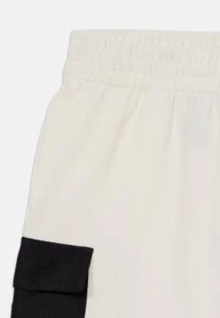 EA7 Emporio Armani UNISEX - Shorts - Star White 9 EA7 Emporio Armani UNISEX - Shorts - Star White -Total Wear Store 323b39daf943405ab5a94e7f2de7b191