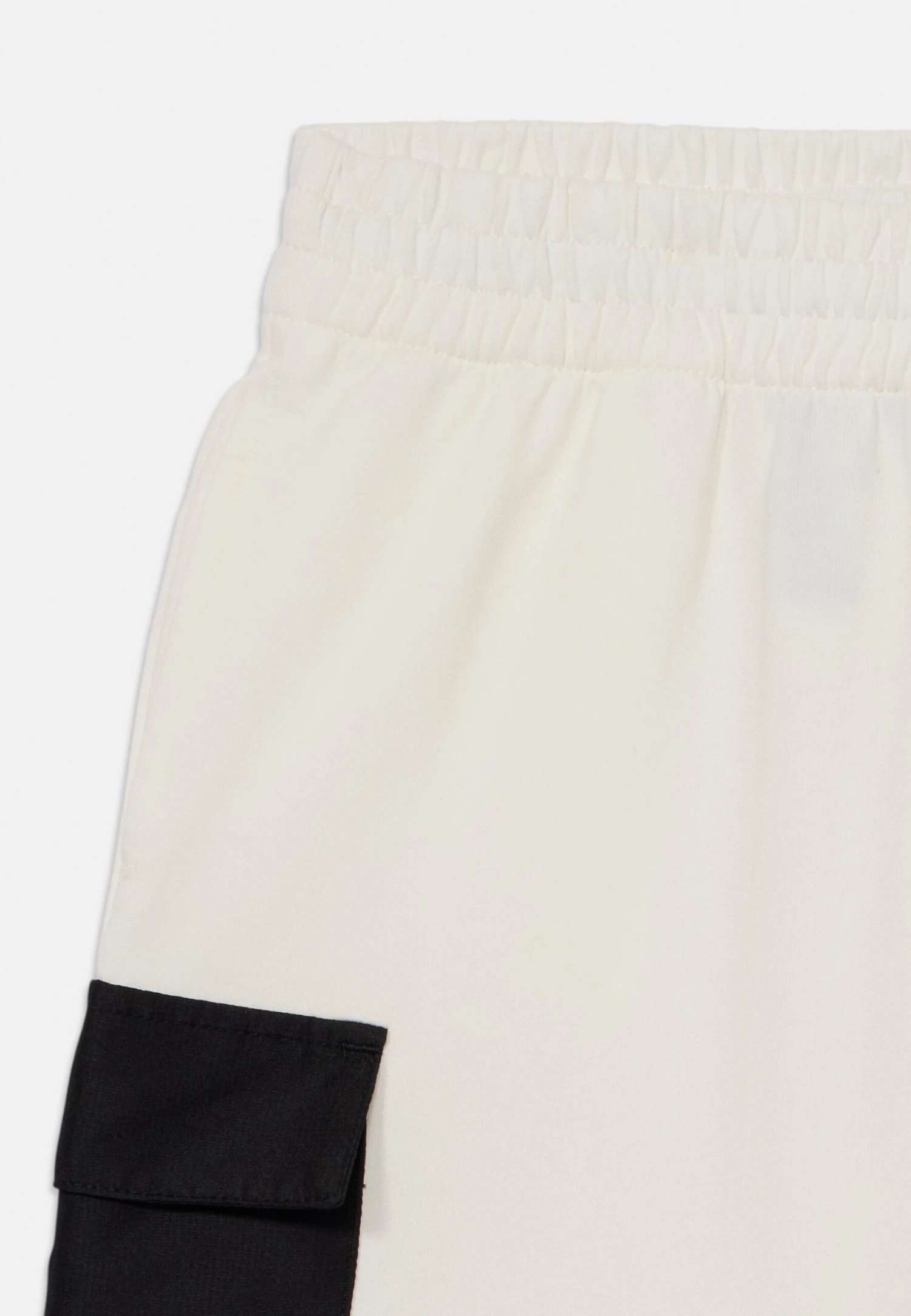 EA7 Emporio Armani UNISEX - Shorts - Star White 6 EA7 Emporio Armani UNISEX - Shorts - Star White - Image 4