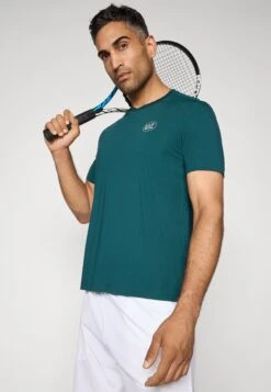 EA7 Emporio Armani TENNIS CLUB TEE - Basic T-shirt - Ponderosa Pine -Total Wear Store 32734ea3d85546f48debe005f399309e