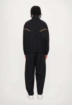 EA7 Emporio Armani VENTUS UNISEX SET - Tracksuit - Black/gold-coloured -Total Wear Store 332f857af3fb4f1494937291187e5bdb