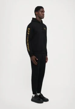 EA7 Emporio Armani TRAIN LOGO SERIES HOODIE EXTENDED - Hoodie - Black/gold Coloured -Total Wear Store 335b41f1899347fa872141a6241a4ab8