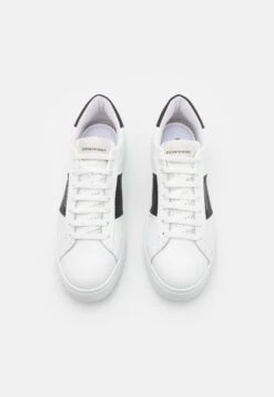 Emporio Armani Zar - Trainers - White/Black -Total Wear Store 33a0b7ba599f4c16bc514b82c391a327