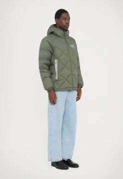 EA7 Emporio Armani MOUNTAIN QUILTED JACKET - Down Jacket - Beetle 15 EA7 Emporio Armani MOUNTAIN QUILTED JACKET - Down Jacket - Beetle -Total Wear Store 34b92cacac0247f284eed1cfeba05301
