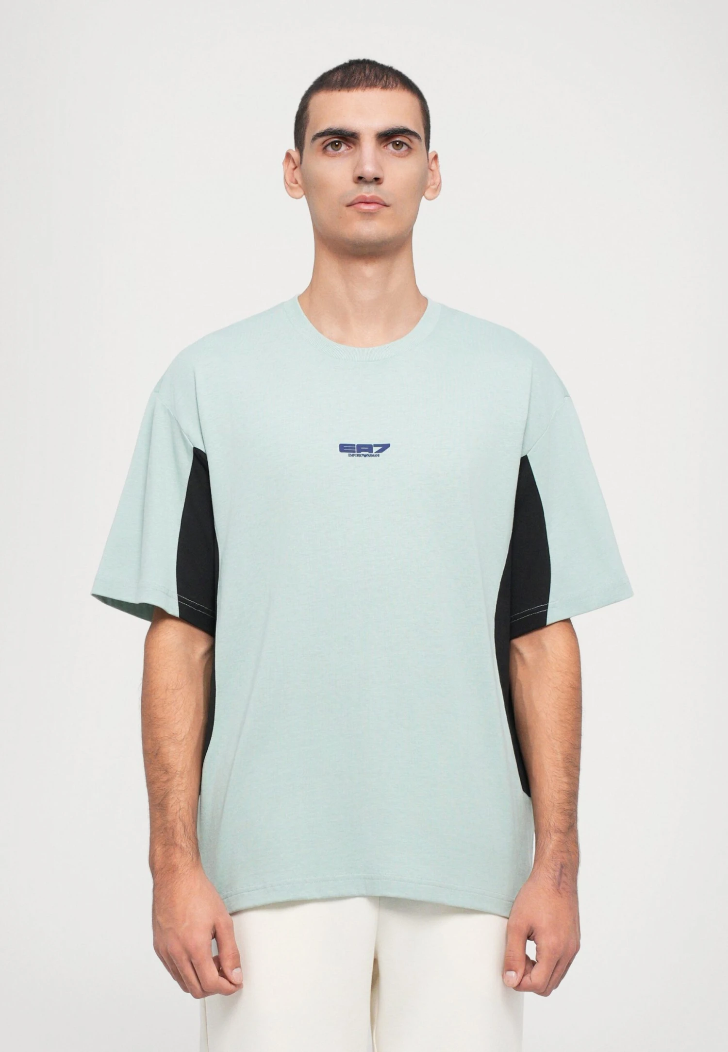 EA7 Emporio Armani TRAIN GRAPHIC SERIES TEE SPECIAL - Print T-shirt - Blue Surf 3 EA7 Emporio Armani TRAIN GRAPHIC SERIES TEE SPECIAL - Print T-shirt - Blue Surf