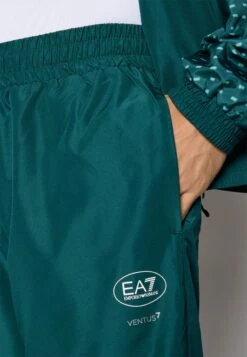 EA7 Emporio Armani TENNIS PRO TRACKSUIT GRAPHIC SET - Tracksuit - Ponderosa Pine -Total Wear Store 3626b5779dce451f8a86b24fea6a5d82