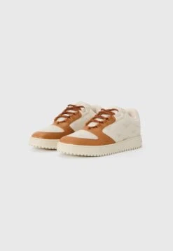 Emporio Armani Trainers - Off-white/cognac -Total Wear Store 37241df387fc470c90afe22ab105465a
