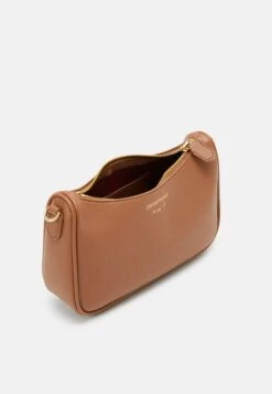 Emporio Armani Baguette Bag - Handbag - Wood/Geranium 9 Emporio Armani Baguette Bag - Handbag - Wood/Geranium -Total Wear Store 3b2850464e494169ad94415ab6d72548