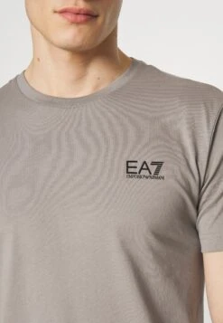 EA7 Emporio Armani Print T-Shirt - Grigio Chiaro 13 EA7 Emporio Armani Print T-Shirt - Grigio Chiaro -Total Wear Store 3be43c2149e745dbb73bbd05eb1e96af