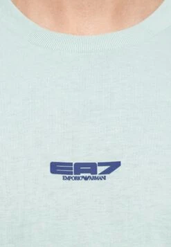 EA7 Emporio Armani TRAIN GRAPHIC SERIES TEE SPECIAL - Print T-shirt - Blue Surf 15 EA7 Emporio Armani TRAIN GRAPHIC SERIES TEE SPECIAL - Print T-shirt - Blue Surf -Total Wear Store 3eae9a930c4b472588b159f16b8dea0d