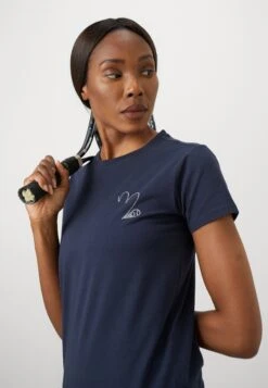 EA7 Emporio Armani TRAIN TENNIS CLUB GRAPHIC TEE - Print T-shirt - Sky Captain -Total Wear Store 3fdb3a070d0a4b31ad1cb445eb4078c1