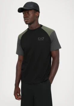 EA7 Emporio Armani TRAIN ATHLETIC BLOCK TEE - Basic T-shirt - Black -Total Wear Store 41ce2ea129824740a5ee9edd7ad86960