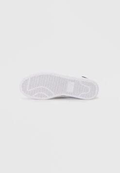 EA7 Emporio Armani UNISEX - Trainers - White/asphalt/silver-coloured -Total Wear Store 42488a0ee0de4ef7a8c0f3189cc157f9