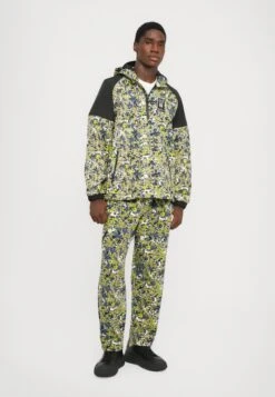 EA7 Emporio Armani TRAIN VISIBILITY JACKET GRAPHIC - Windbreaker - Fancy Green New Camou -Total Wear Store 460a42ee78664447a79937d1c824fb31