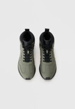Emporio Armani DUSTY - High-top Trainers - Olive/black 11 Emporio Armani DUSTY - High-top Trainers - Olive/black -Total Wear Store 4bde11de4e0540079a28eab5e9d4bded