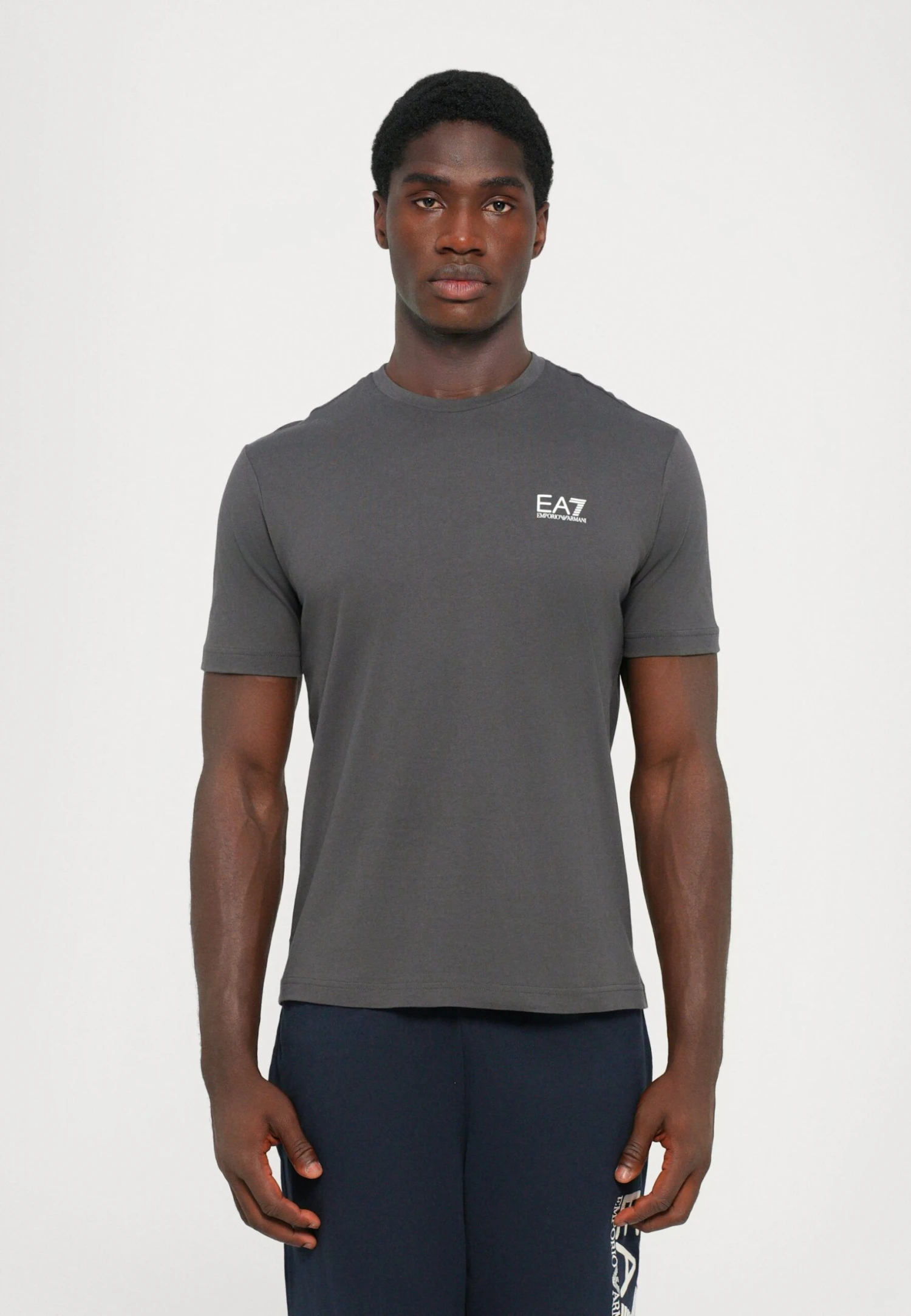 EA7 Emporio Armani TRAIN LOGO SERIES TEE EXTENDED LOGO - Print T-shirt - Asphalt 5 EA7 Emporio Armani TRAIN LOGO SERIES TEE EXTENDED LOGO - Print T-shirt - Asphalt - Image 3