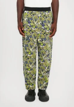 EA7 Emporio Armani TRAIN VISIBILITY PANTS GRAPHIC - Tracksuit Bottoms - Fancy Green New