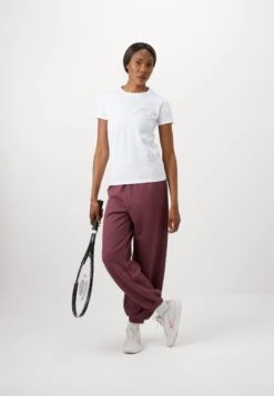EA7 Emporio Armani TENNIS CLUB PANT - Tracksuit Bottoms - Bordeaux -Total Wear Store 4f47e16aa0eb491abef0ce7319e3fbf1