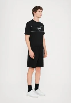 EA7 Emporio Armani TRAIN VISIBILITY - Shorts - Black/cream 14 EA7 Emporio Armani TRAIN VISIBILITY - Shorts - Black/cream -Total Wear Store 503e6ac7726d4976a919a18eb63af326