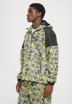 EA7 Emporio Armani TRAIN VISIBILITY JACKET GRAPHIC - Windbreaker - Fancy Green New Camou -Total Wear Store 510db3160dc64b4db5bab9c8f2fea9d2