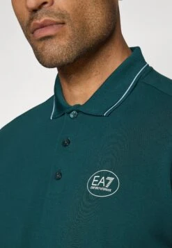 EA7 Emporio Armani TENNIS CLUB - Polo Shirt - Ponderosa Pine 16 EA7 Emporio Armani TENNIS CLUB - Polo Shirt - Ponderosa Pine -Total Wear Store 513ac2b4927045818c16ccdd2fcf0e32