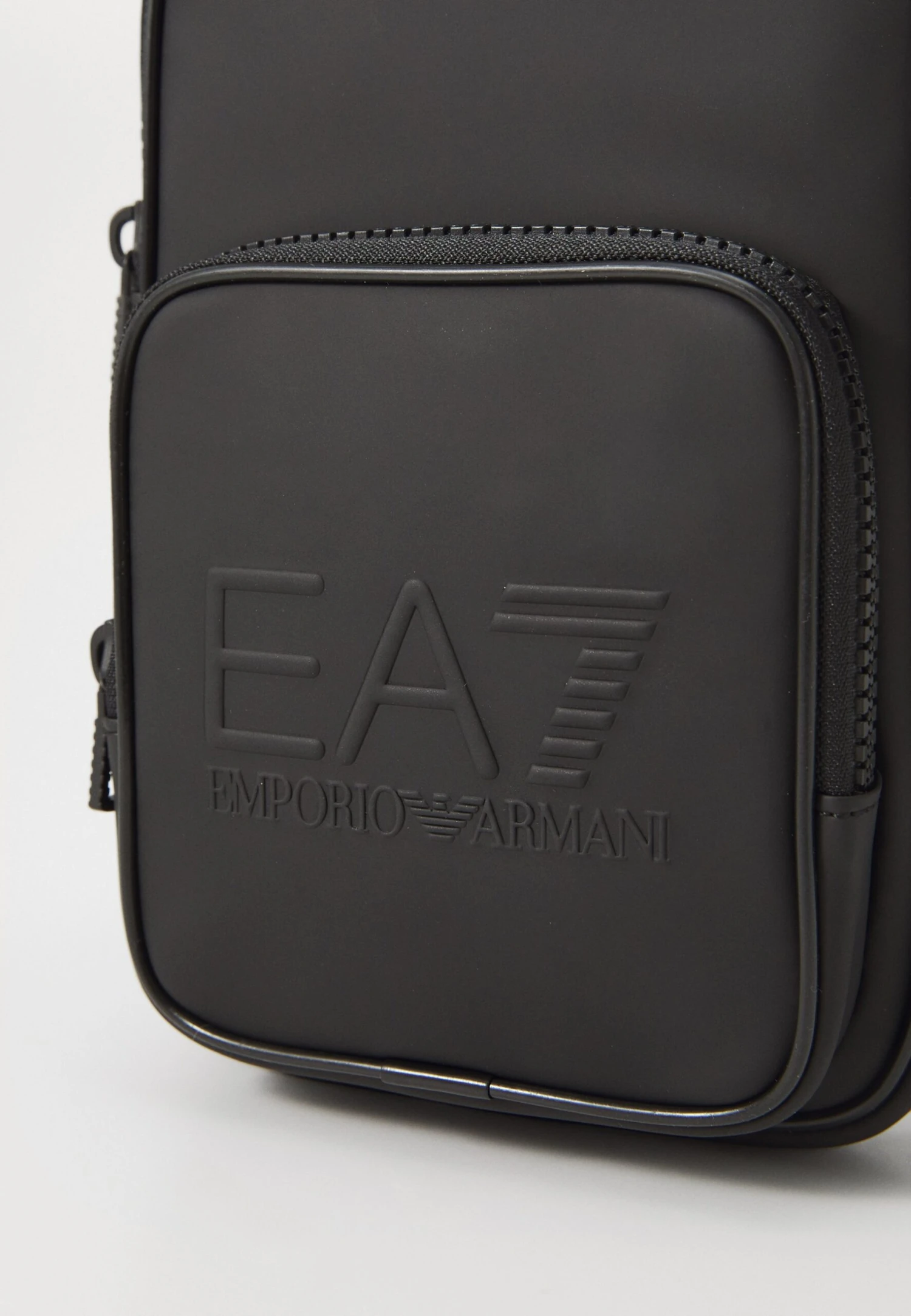 EA7 Emporio Armani TRAIN POUCH BAG UNISEX - Cross Body Bag - Black 6 EA7 Emporio Armani TRAIN POUCH BAG UNISEX - Cross Body Bag - Black - Image 4