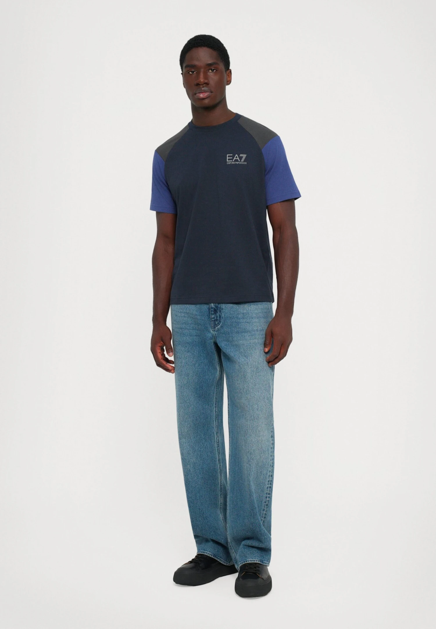 EA7 Emporio Armani TRAIN ATHLETIC COLOUR BLOCK TEE - Print T-shirt - Blue 4 EA7 Emporio Armani TRAIN ATHLETIC COLOUR BLOCK TEE - Print T-shirt - Blue - Image 2