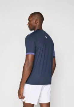 EA7 Emporio Armani TENNIS PRO TEE COLORBLOCK - Sports T-shirt - Blue -Total Wear Store 53908693e3254a95b3d964af733e8f89