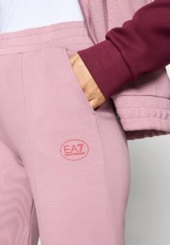 EA7 Emporio Armani TENNIS PRO FREESTYLE TRACKSUIT SET - Tracksuit - Dusky Orchid/bordeaux -Total Wear Store 54aac833ff814323aa8437e4a2353764
