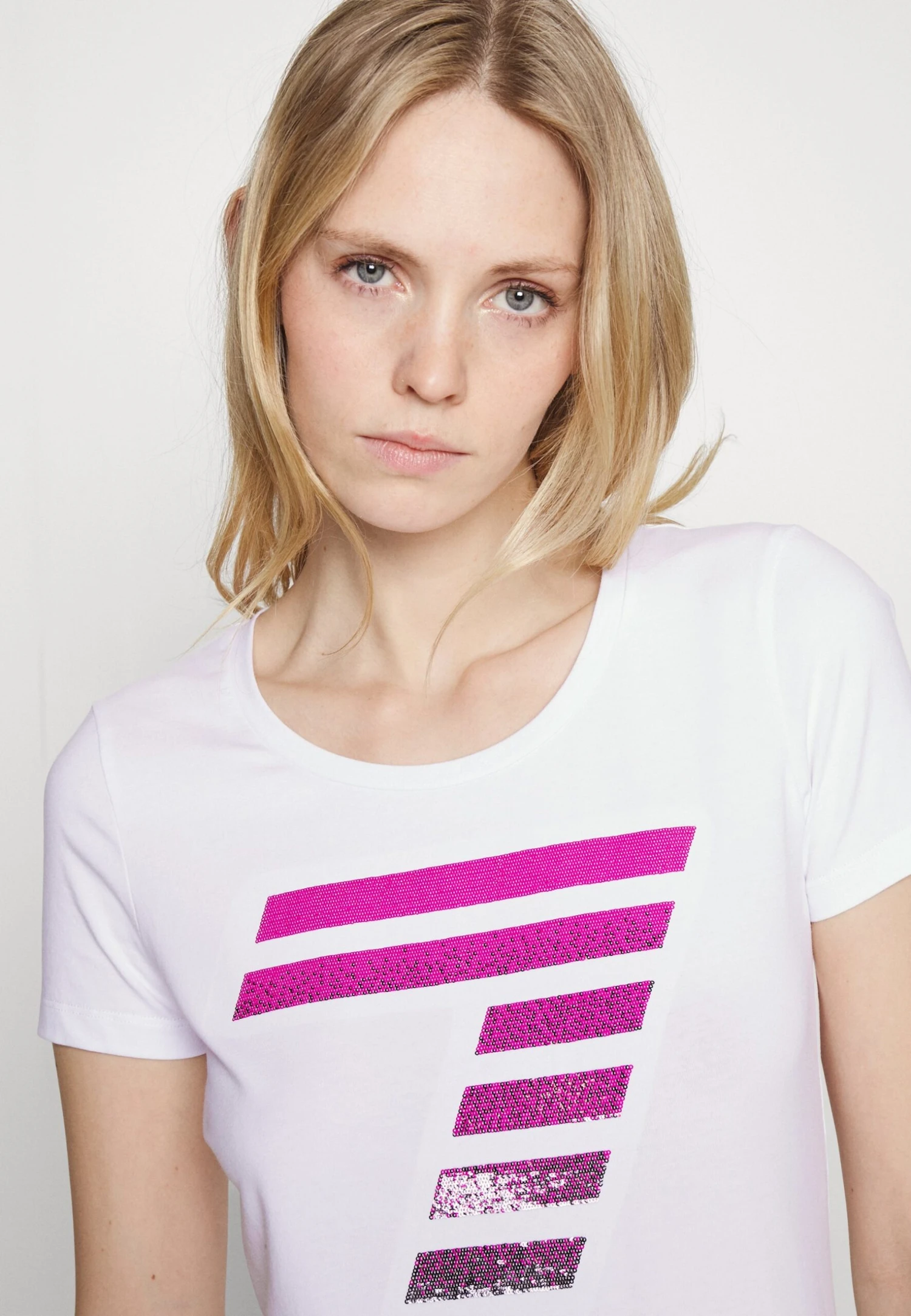 EA7 Emporio Armani Print T-Shirt - White/Pink 6 EA7 Emporio Armani Print T-Shirt - White/Pink - Image 4