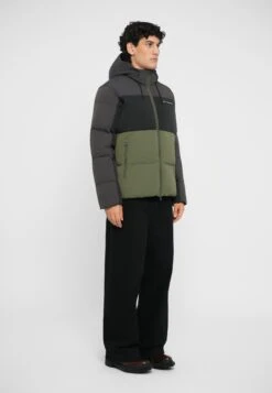 EA7 Emporio Armani TRAIN ATHLETIC COLOUR BLOCK PADDED JACKET - Winter Jacket - Beetle -Total Wear Store 5acc0eb9824c4e16bc9f4f263e7b5296