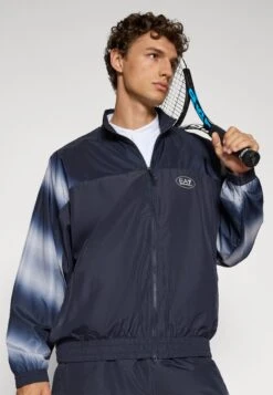EA7 Emporio Armani TENNIS PRO TRACKSUIT GRAPHIC SET - Tracksuit - Armani Blue -Total Wear Store 5d4e6b18d7784a1c84038b6156cbd53e