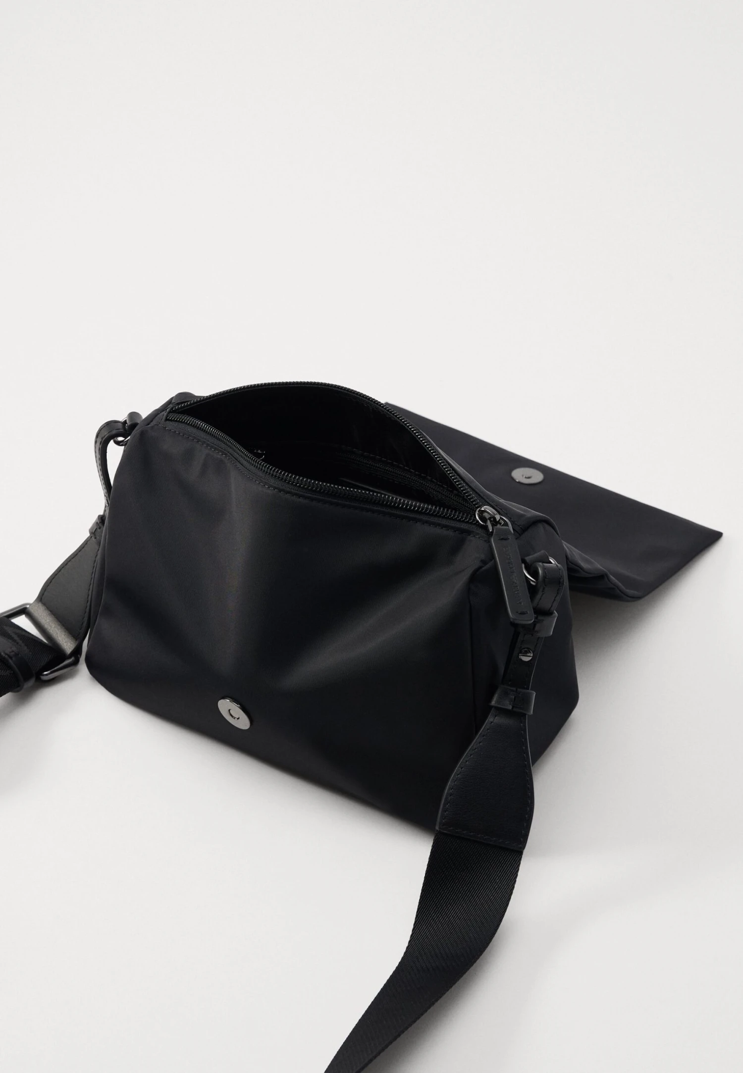 Emporio Armani SHOULDER BAG UNISEX - Cross Body Bag - Black 6 Emporio Armani SHOULDER BAG UNISEX - Cross Body Bag - Black - Image 4