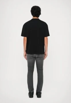 EA7 Emporio Armani TRAIN GRAPHIC SERIES TEE CITIES - Print T-shirt - Black -Total Wear Store 640d81f13ef14e0bb11c014c07be6dbb